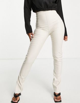 Missy Empire – Eng geschnittene Hose im Lederlook in Creme mit Seitenschlitz-Weiß