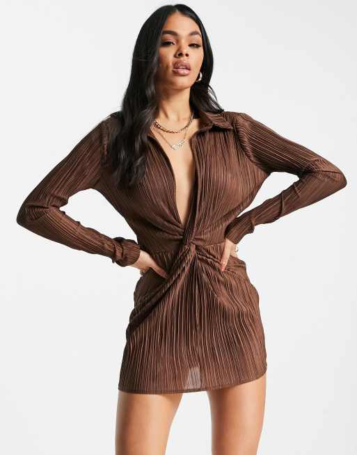 Missy Empire – Exklusives, langärmliges Minikleid in Schokoladenbraun mit Plisseefalten und Wickeldetail vorne