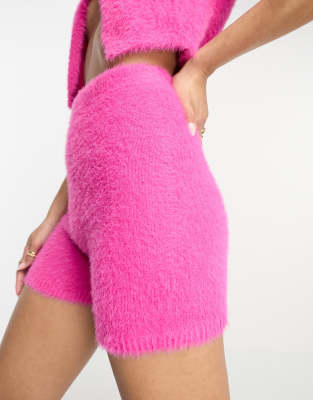 Missy Empire - Flauschige Shorts in Rosa, Kombiteil