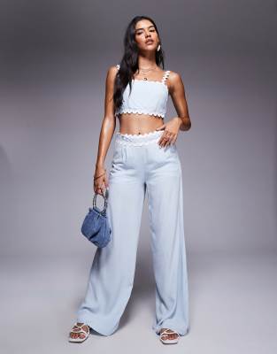 Missy Empire - Hose aus Baumwolle in Babyblau mit Bogenkante am Bund und weitem Bein, Kombiteil