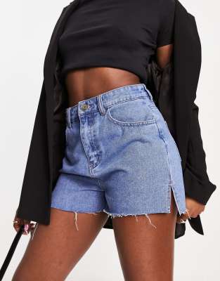 Missy Empire - Jeansshorts in Blau mit seitlichem Schlitz