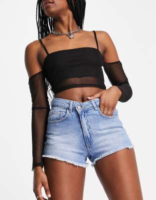 Missy Empire - Jeansshorts mit asymmetrischem Saum in Blau