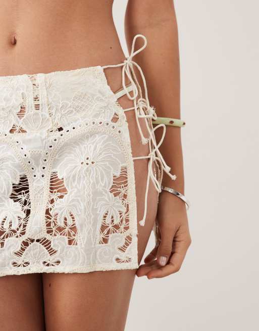 Missy Empire – Minirock aus Baumwolle in Creme mit halbtransparenter Spitze und seitlichem Bindedetail, 5 von 5