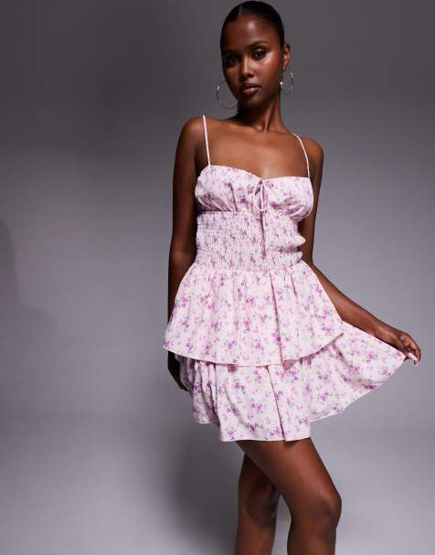 Missy Empire - Robe courte froncée à la taille à bretelles fines et imprimé fleuri avec volants étagés et liens noués sur l'avant - Rose - view 1