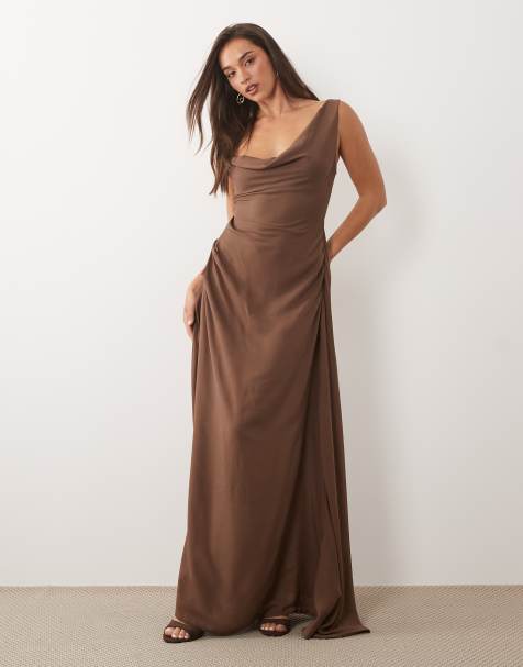 Missy Empire - Robe longue en satin froncée sur le côté avec épaule asymétrique - Chocolat - view 1