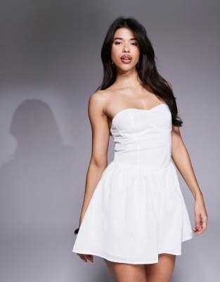 Missy Empire - Robe patineuse courte bandeau à décolleté en caur aspect lin - Blanc