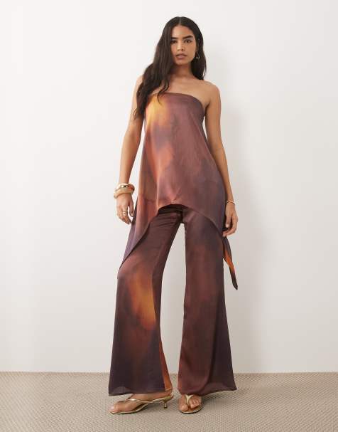 Missy Empire – Rostrött och vinrött, blurrigt mönstrat set i satin med bandeau-topp med ojämn fåll och drapering och byxor - view 1