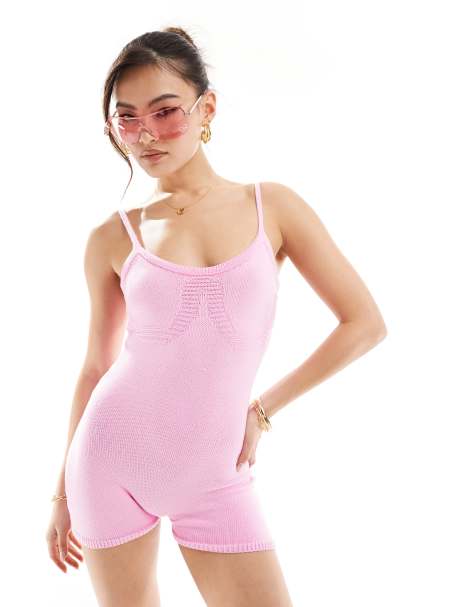 Missy Empire – Sportlicher Camisole-Playsuit aus Strick in Rosa - view 1