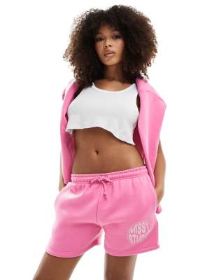 Missy Empire - Sweat-Shorts in Rosa mit Logo, Kombiteil