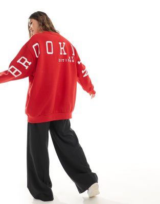 Missy Empire - Sweatshirt in Rot mit „Brooklyn"-Slogan