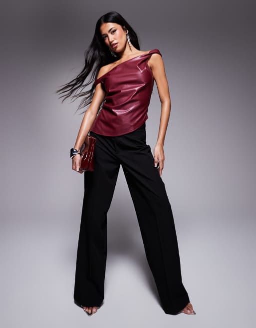 Missy Empire - Top in pelle sintetica bordeaux con spalle scoperte con intreccio