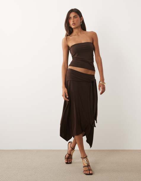 Missy Empire - Zachte midirok met gedrapeerde zijkant en asymmetrische zoom in chocoladebruin, deel van co-ord set - view 1