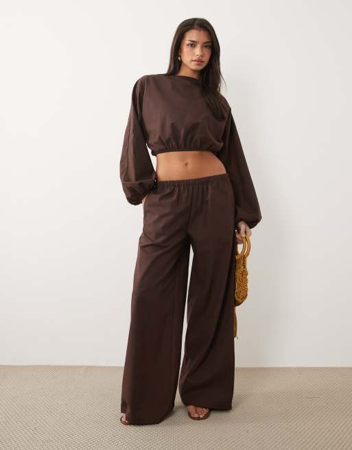 Missyempire - Coordinato in popeline color cioccolato composto da pantaloni a fondo ampio con vita elasticizzata e crop top con maniche a palloncino voluminose