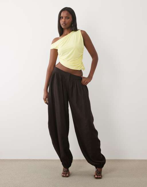 Missyempire dobbeltskulptureret stram asymmetrisk offshoulder-top i citrongul, 2 af 4
