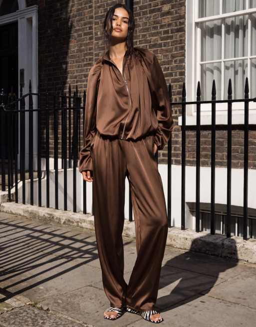 Missyempire ensemble coordonné pantalon ample en satin à cordon de serrage couleur chocolat, 1 de 5