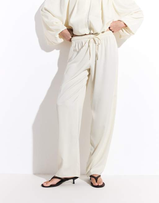 Missyempire ensemble pantalon décontracté en satin à cordon de serrage écru, 2 de 9