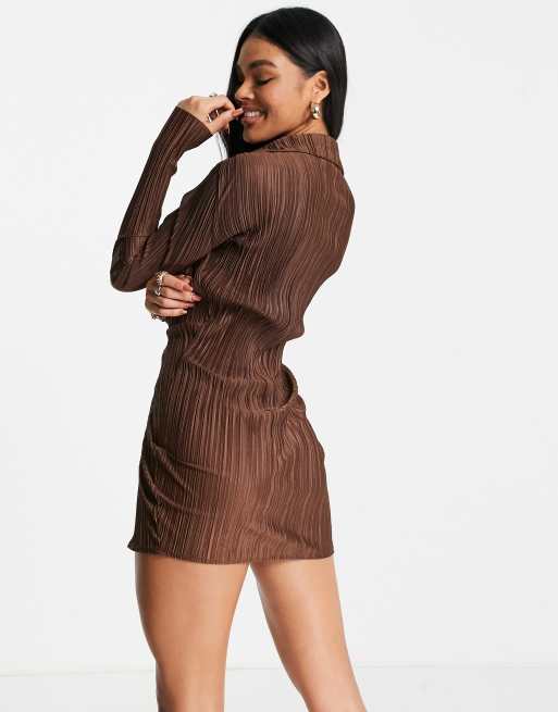 Missyempire - Exclusivité - Robe courte à manches longues en tissu plissé croisé devant - Chocolat, 2 de 4