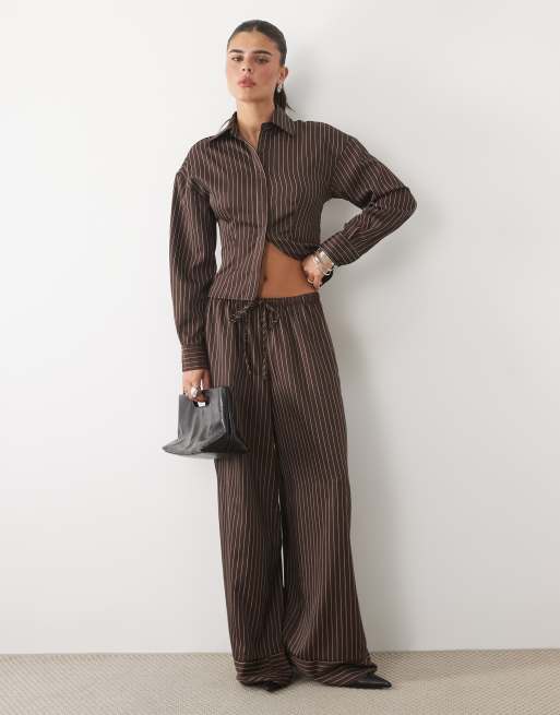Missy Empire - Conjunto marrón chocolate de camisa entallada de manga larga y pantalones de pernera ancha con raya diplomática, 2 de 3