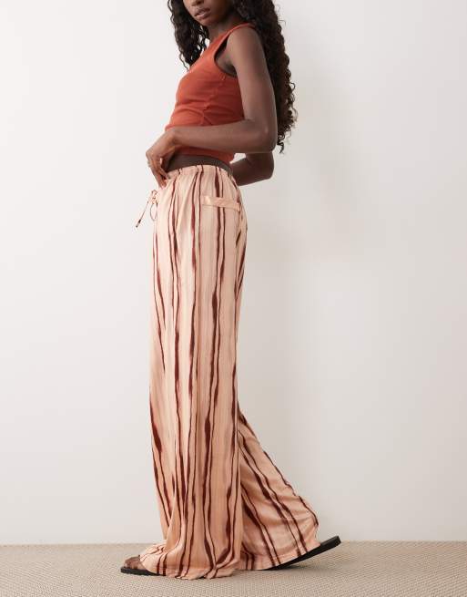 Missyempire - pantalones fluidos de pernera ancha con cordón ajustable en beige y raya granate, 2 de 5