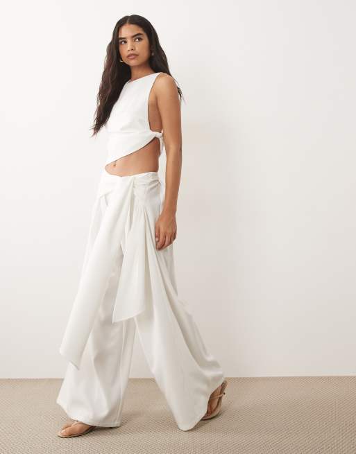 Missyempire - Top bianco asimmetrico con nodo laterale e scollo dritto in coordinato, 2 di 4