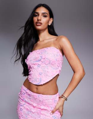 Missyempire - Trägerloses Oberteil in Rosa mit 3D-Blumenmuster, geschwungenem Saum und Paillettenverzierung, Kombiteil