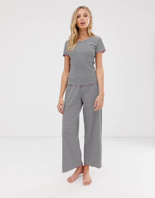 Stribet pyjamas-t-shirt med bølget kant og bukser fra ASOS DESIGN mix og match, 3 af 3
