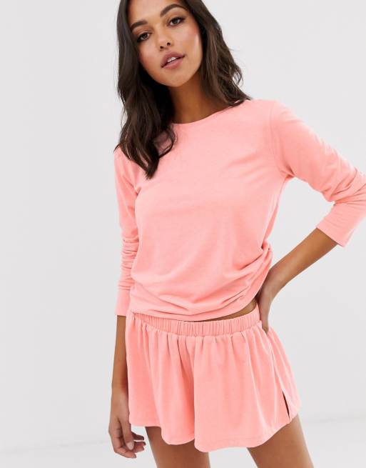 Mix og match jersey pyjamastop med lange ærmer & shorts fra ASOS DESIGN, 2 af 3