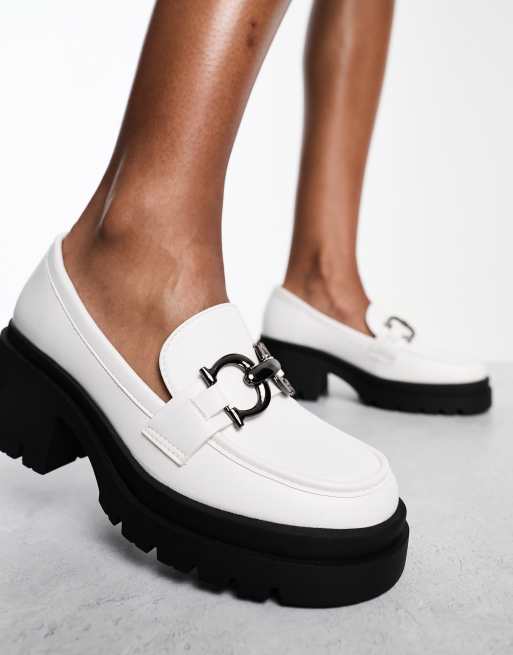 Mocasines blanco hueso de tacón medio con suela gruesa y hebilla de Glamorous