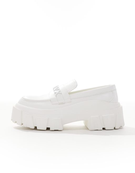 Mocasines blancos con suela gruesa de cuero sintético de ASOS DESIGN, 2 de 4