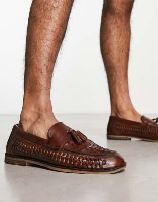 Mocasines color tostado con borlas de cuero entretejido de Thomas Crick