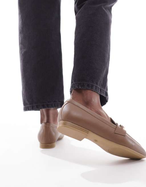 Mocasines color tostado con detalle de cadena Macaroon de ASOS DESIGN Wide Fit, 4 de 4