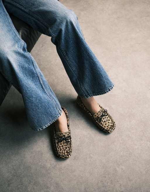 Mocasines con detalle de lazo y estampado de leopardo de cuero efecto pelo Mirth de ASOS DESIGN