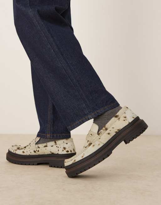 Mocasines con suela gruesa y acabado efecto piel de vaca premium de ASOS DESIGN, 2 de 4
