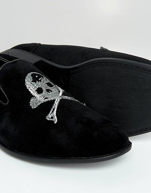 pase a ver Disipar esponja Mocasines de vestir de antelina negros con detalle de calavera y huesos  cruzados de ASOS | ASOS