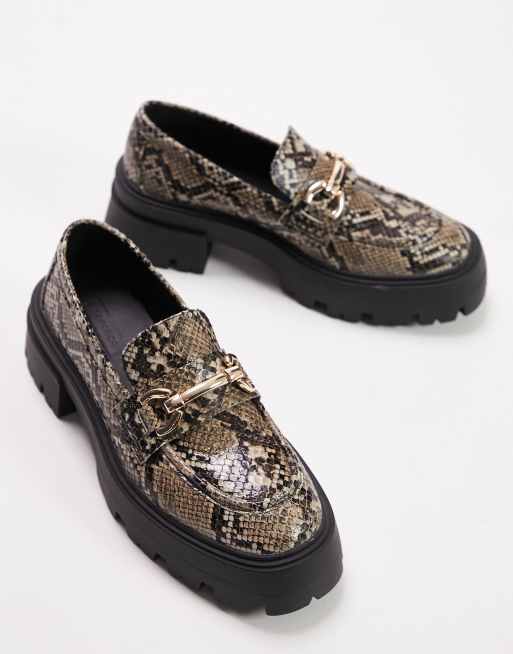 Mocasines efecto piel serpiente con suela gruesa y detalle de metal de Topshop | ASOS