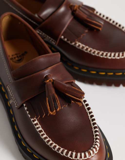 Mocasines marrón caramelo unisex con borlas Adrian Ben de Dr Martens, 2 de 4
