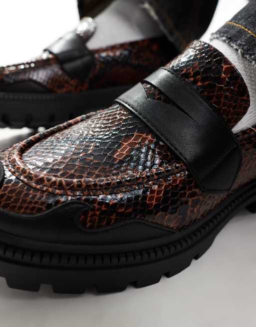 Mocasines marrones con efecto piel de serpiente y suela gruesa de mezcla de cuero sintético de ASOS DESIGN, 3 de 4