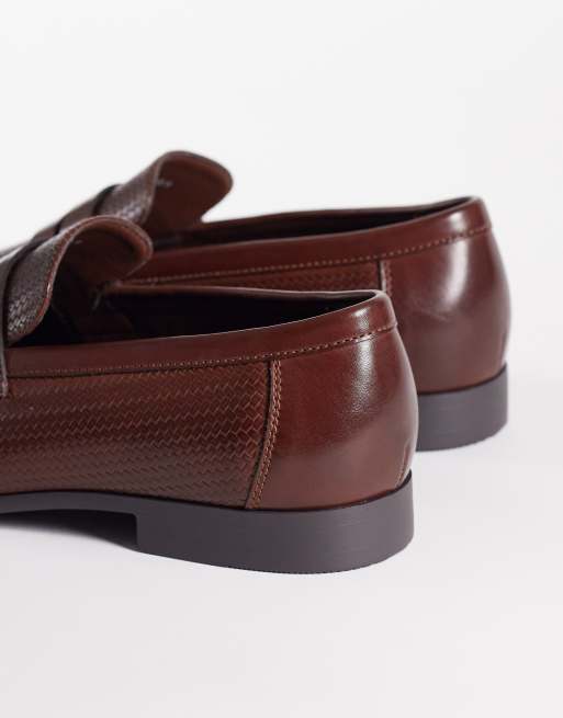 Mocasines marrones con suela natural y diseño entretejido en relieve de ASOS DESIGN, 3 de 4