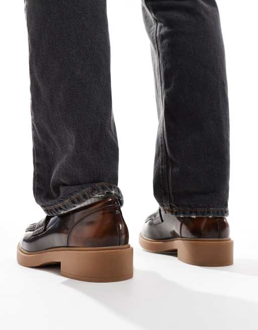 Mocasines marrones de cuero sintético con suela gruesa de goma de ASOS DESIGN, 2 de 4