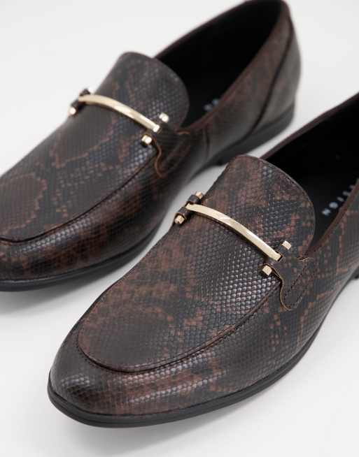 Mocasines marrones de cuero sintético y estilo cocodrilo con bridón de ASOS DESIGN, 2 de 4