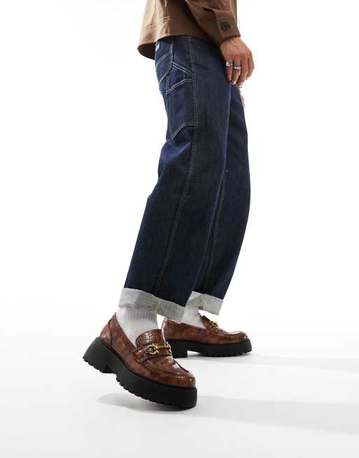 Mocasines marrones efecto piel de cocodrilo con suela gruesa y bridón de ASOS DESIGN, 2 de 4