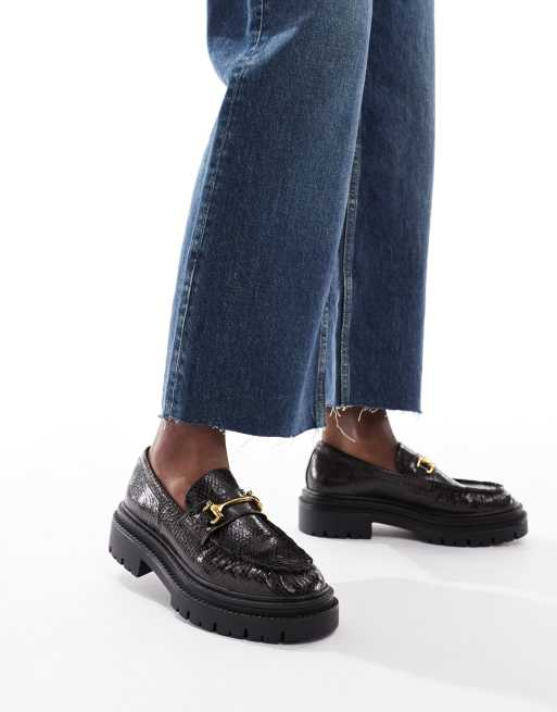 Mocasines marrones efecto piel de serpiente con suela gruesa y hebilla Lark de Schuh, 3 de 4