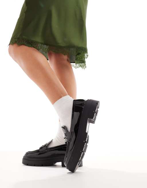 Mocasines negros clásicos con suela gruesa de charol de Truffle Collection, 4 de 4