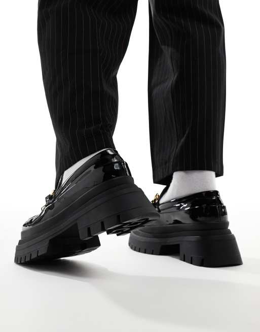 Mocasines negros con cadena dorada y suela gruesa de ASOS DESIGN, 2 de 4