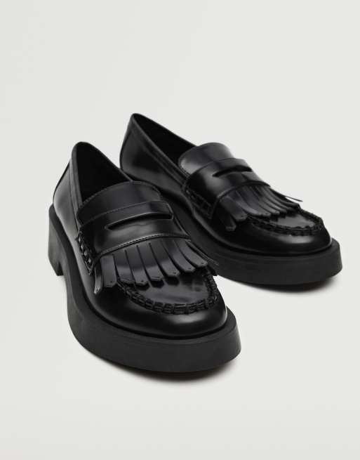 Mocasines negros con detalle de flecos y suela gruesa de charol de Mango