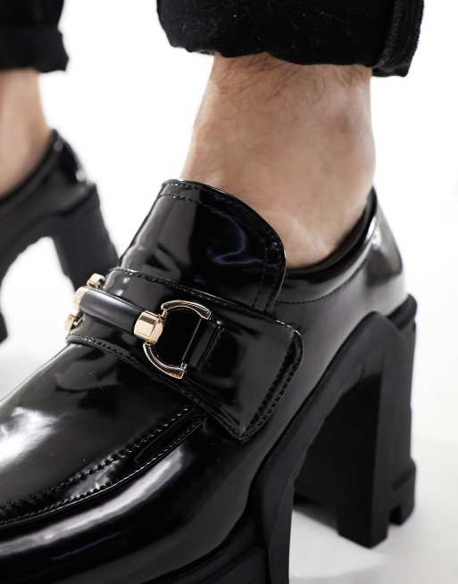 Mocasines negros con suela gruesa y bridón dorado de charol de ASOS DESIGN, 2 de 4