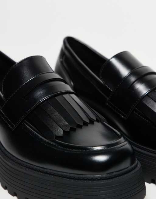 Mocasines negros con suela gruesa y flecos de ASOS DESIGN, 2 de 3