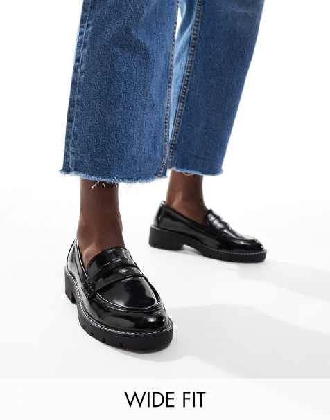 Mocasines negros con suela gruesa y pespuntes de New Look Wide Fit - view 1
