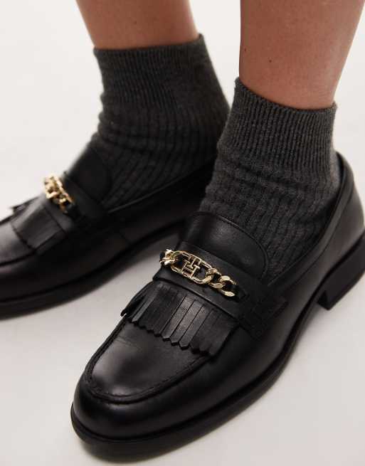Mocasines negros de cuero con detalle de cadena de Tommy Hilfiger, 2 de 4