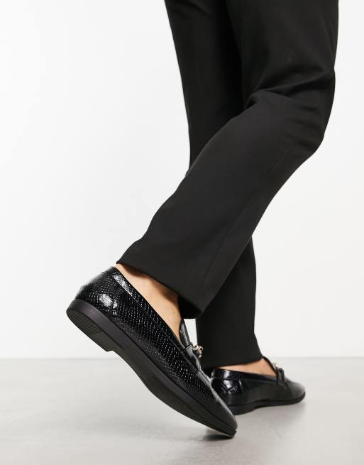 Mocasines negros de cuero sintético efecto cocodrilo con bridón dorado de ASOS DESIGN, 2 de 4